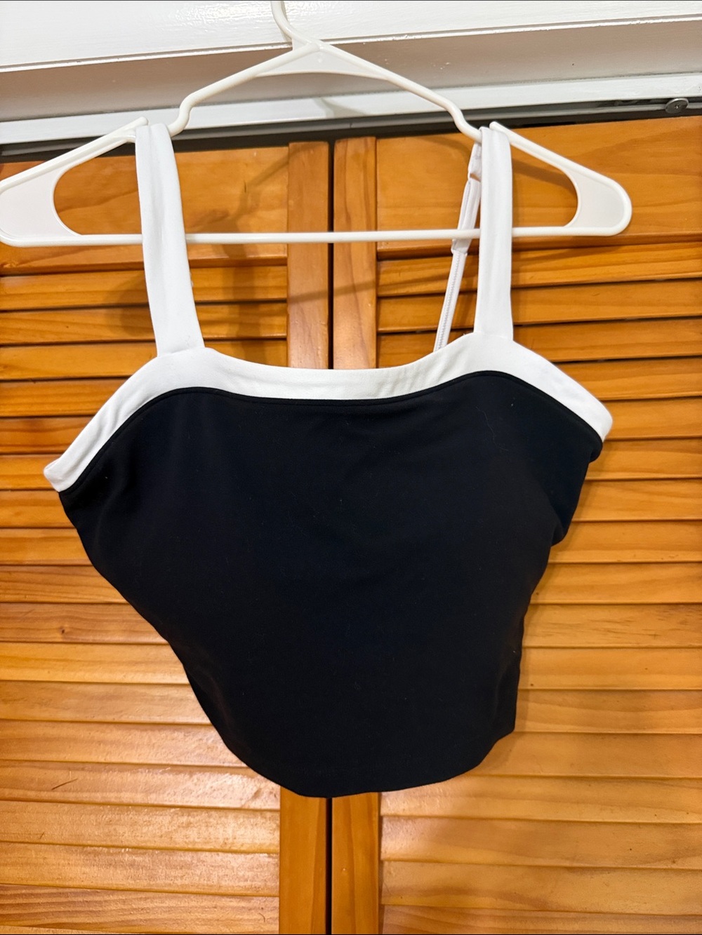 Women’s Black and White cropped work out tank
